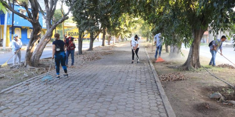 Refuerzan limpieza en camellones y avenidas de Apatzingán