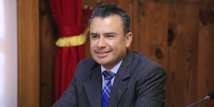 Benéfica decisión de regularizar “autos chocolate”: Fidel Calderón