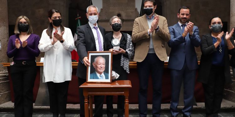 Ayuntamiento entrega galardón deportivo “profesor Bertín Aguilar Pérez”