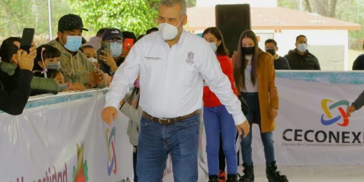 Inaugura Bedolla pista de hielo en Ceconexpo