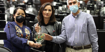 Busca Macarena Chávez que se proteja el trabajo de productores nacionales de esfera navideña de Tlalpujahua, Michoacán y Chignahuapan, en Puebla.