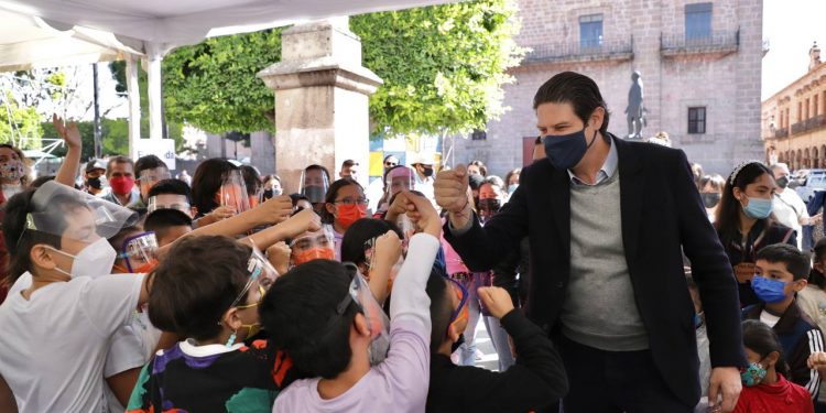 Llama Alfonso Martínez a niñas y niños a asumir medidas ambientales