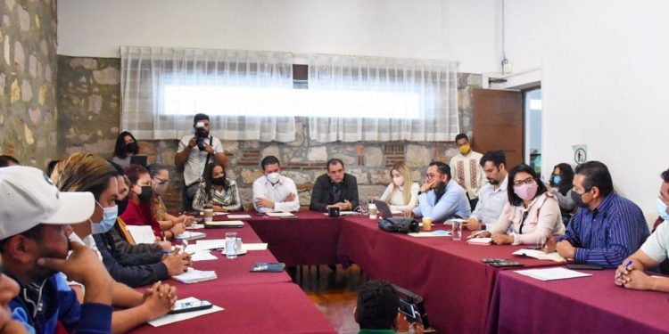 Se reúnen diputados de Comisiones Unidas con miembros de la sección XVIII de la CNTE