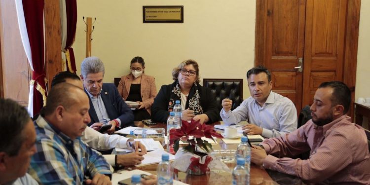 Fidel Calderón propone a transportistas presentar iniciativas ciudadanas para legislar en la materia