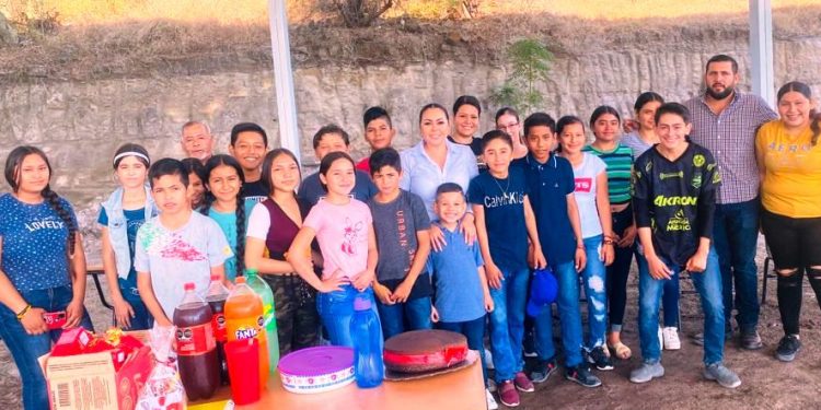 Julisa Farías lleva alegría a diversos planteles educativos de Parácuaro
