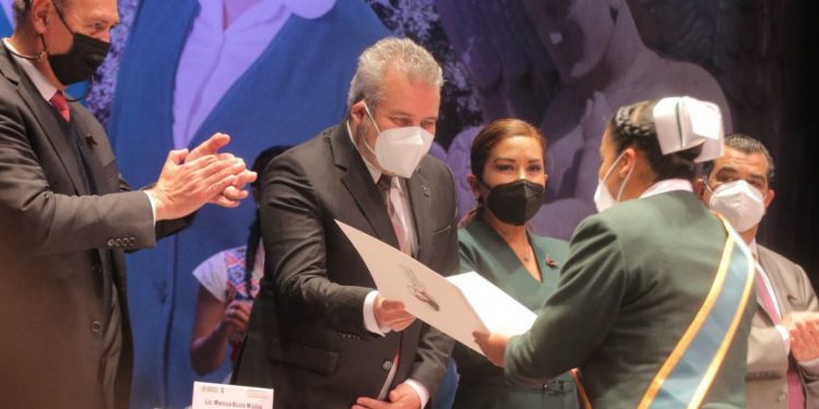 Condecora Bedolla a enfermeras y enfermeros michoacanos por su lucha contra la pandemia
