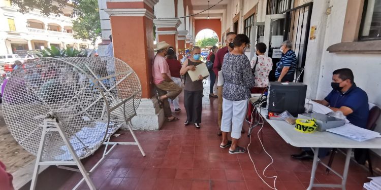 Ciudadanos cumplidos con predial participan en rifa de electrodomésticos