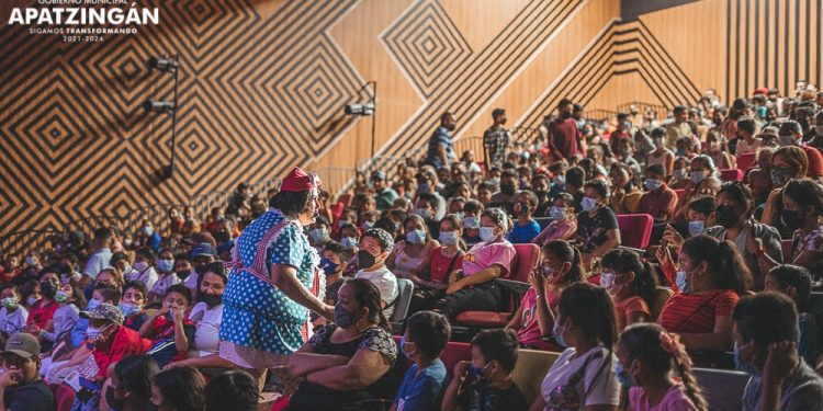 Annie y sus Crayones Mágicos celebran Día de Reyes con mega Rosca de Reyes y obra de teatro