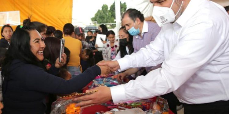 Acompaña Bedolla entrega de juguetes en Tarímbaro