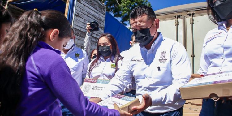 Gobierno del Estado entrega apoyos a familias de Coalcomán