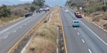 SSP evita bloqueo de presuntos normalistas en carretera Morelia-Pátzcuaro