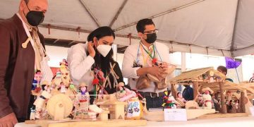 Reconoce Araceli Saucedo a participantes en Concurso Artesanal