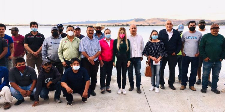 Realiza Belinda Hurtado reunión de trabajo con a acuicultores de Queréndaro