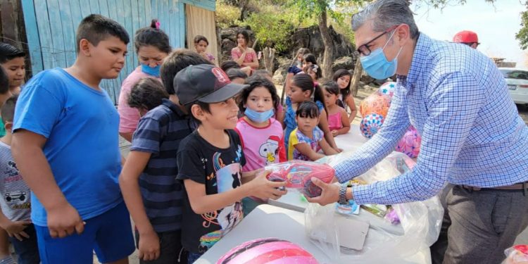 Ulises Rangel entrega juguetes a niños de las colonias, «Lomas del Pedregal y Lázaro Cárdenas»