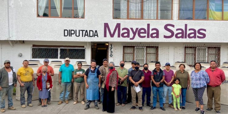 Entrega Mayela Salas 100 toneladas de cemento a bajo costo en apoyo a la población