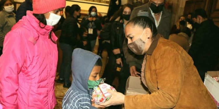 Julieta Gallardo resuelve gestiones y entrega apoyos a la población del Distrito de Puruándiro