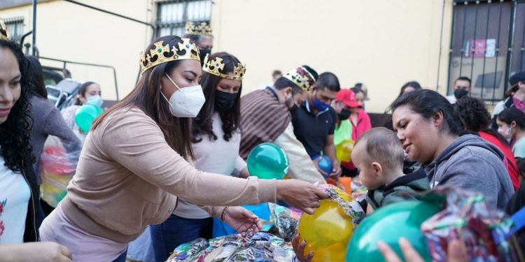 Mónica Valdez reparte sonrisas en niñas y niños del distrito 7