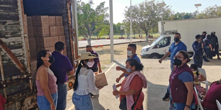 Entrega Gobierno del Estado apoyos a familias en Tepalcatepec