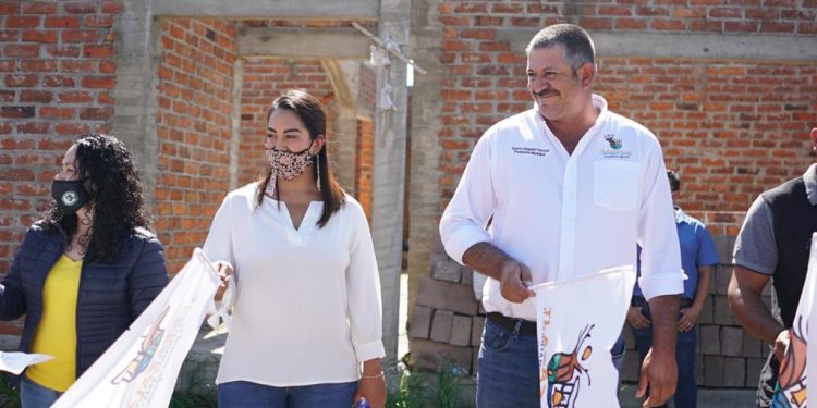 Acude Mónica Valdez a arranque de obra en Tlazazalca