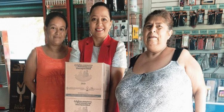 Labor social base para el 2022 por parte de la síndico de Parácuaro Nélida González