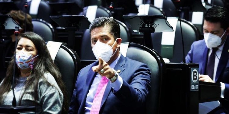 Antonio García presenta propuesta para que millones de mexicanos accedan al agua potable