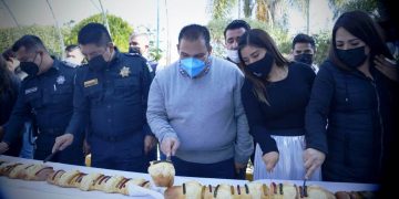 Parten rosca de reyes de 120 metros de largo en Tarímbaro