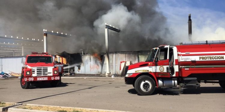 Apoya PC estatal en combate al fuego en plaza textil de Cuitzeo