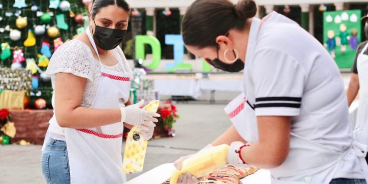 Jóvenes emprendedores realizaron la rosca de Reyes en Indaparapeo