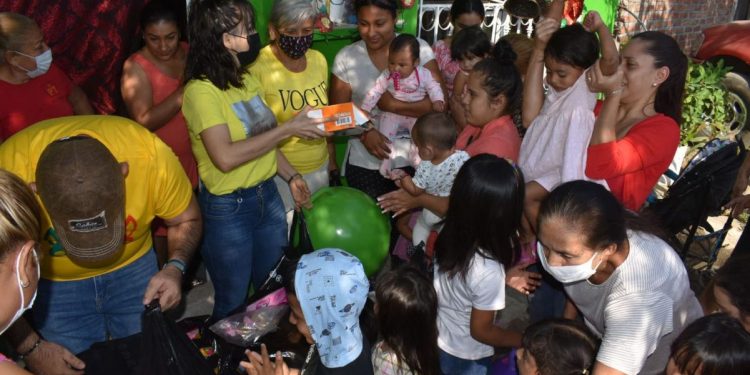 Paco Huacus y Blanca Álvarez entregan juguetes por el Día de Reyes