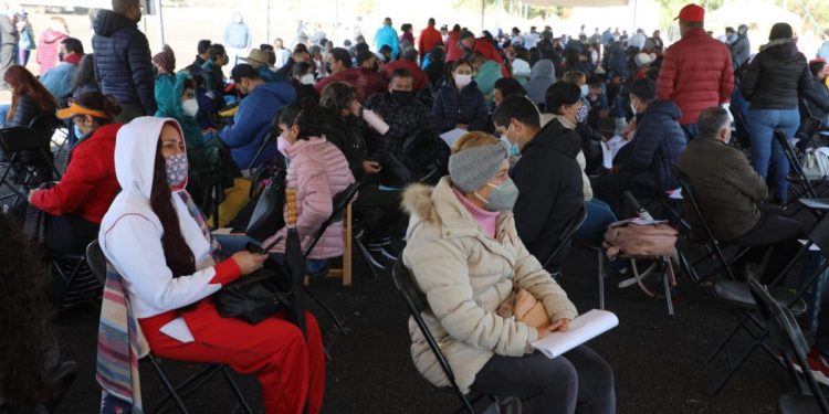 Más de 37 mil vacunados, en primer día de jornada de refuerzo para maestros