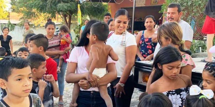 Isabel Torres Sánchez recorre colonias de Apatzingán entregando juguetes