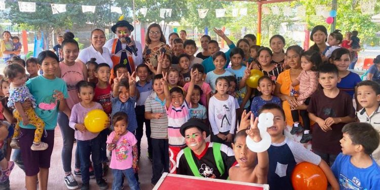 Show de Payasos, juguetes y dulces lleva Julisa Farías a comunidades de Parácuaro en el marco del Día de Reyes