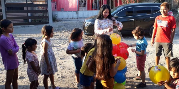 Marilú Ramírez lleva alegría y obsequios a infantes de colonias de Apatzingán