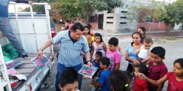 El doctor Chuma da continuidad a su labor social de mugiquense y entrega regalos a infantes