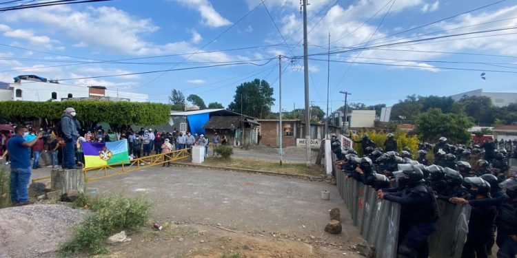 Por tercer día consecutivo SSP y GN evitan el bloqueo de las vías del tren en Caltzontzin