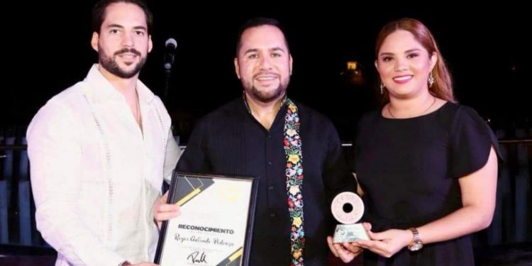 Recibe Reyes Galindo reconocimiento como joven con mayor trayectoria política en el país