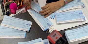 SEE mantiene pagos al corriente y entrega compensación a maestros