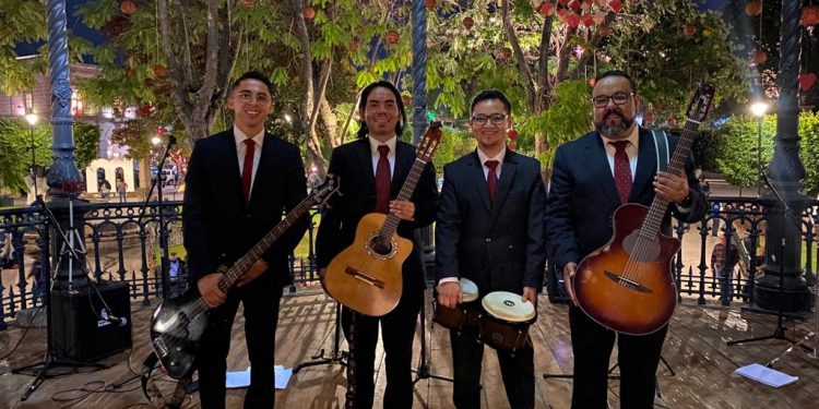 El romanticismo del bolero, se apropió de la Plaza de Armas con la SeCultura