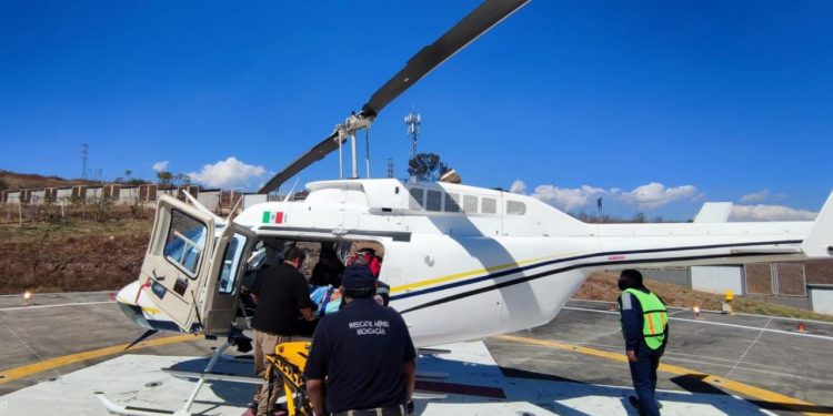 Tras accidente vial, Servicios Aéreos traslada a un hombre para su atención médica especializada
