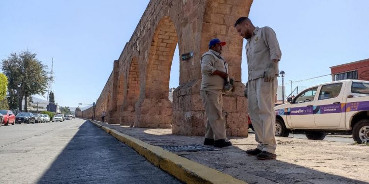 Realiza Ayuntamiento reparación y mantenimiento de lámparas y rejillas en Acueducto