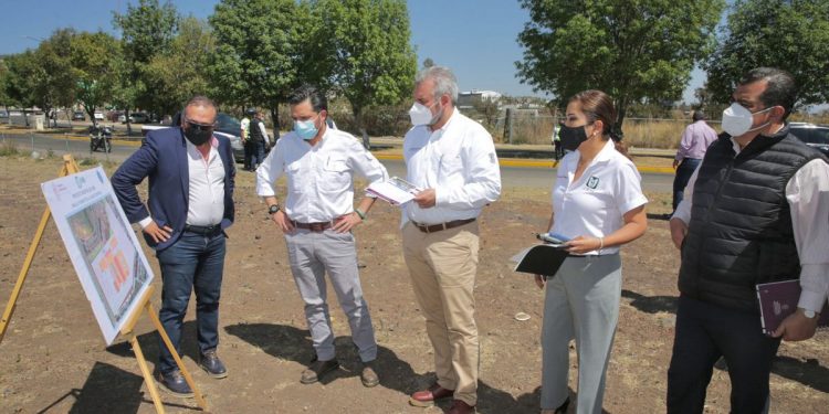 Supervisan Bedolla y Zoé Robledo terrenos para construcción de hospitales del IMSS