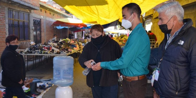 Vigilan cumplimiento de medidas sanitarias en mercados de Tarímbaro