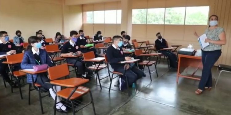 Reconoce Gobierno de Michoacán compromiso de docentes en las aulas