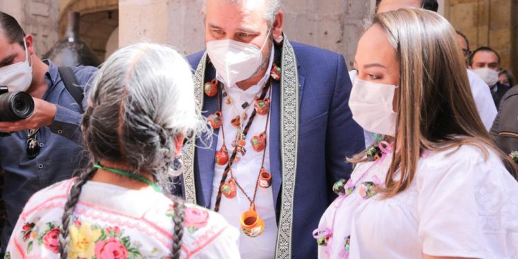 Celebra Bedolla el 50 aniversario de Casa de las Artesanías