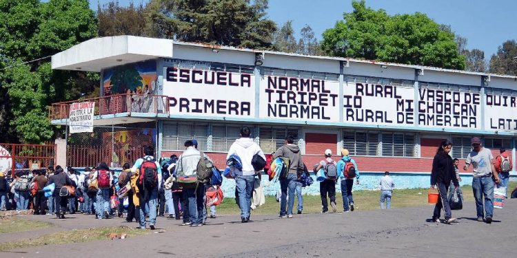 Al año se destinan más de 10 mdp a becas de estudio para normalistas de Tiripetío