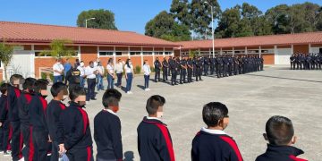 Visitan alumnos de escuela primaria el Cuartel de la Policía Michoacán, en Zitácuaro