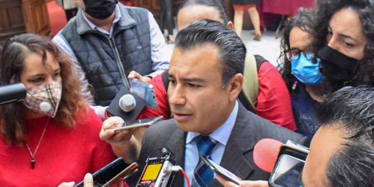 Condicionar pago de maestros a que tomen las vías del tren, violenta derechos laborales