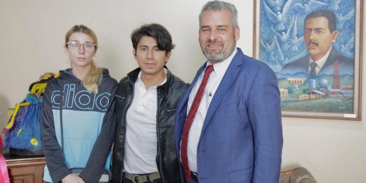 Recibe Bedolla a michoacano trasladado de Ucrania