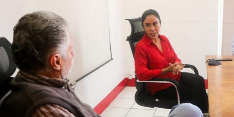 Fanny Arreola expone ante titular de SCOP necesidades del Distrito de Apatzingán