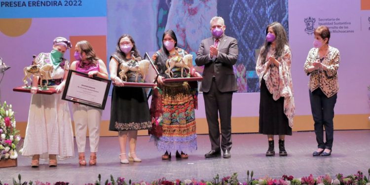 Reconoce Bedolla lucha social de las mujeres por una sociedad más equitativa